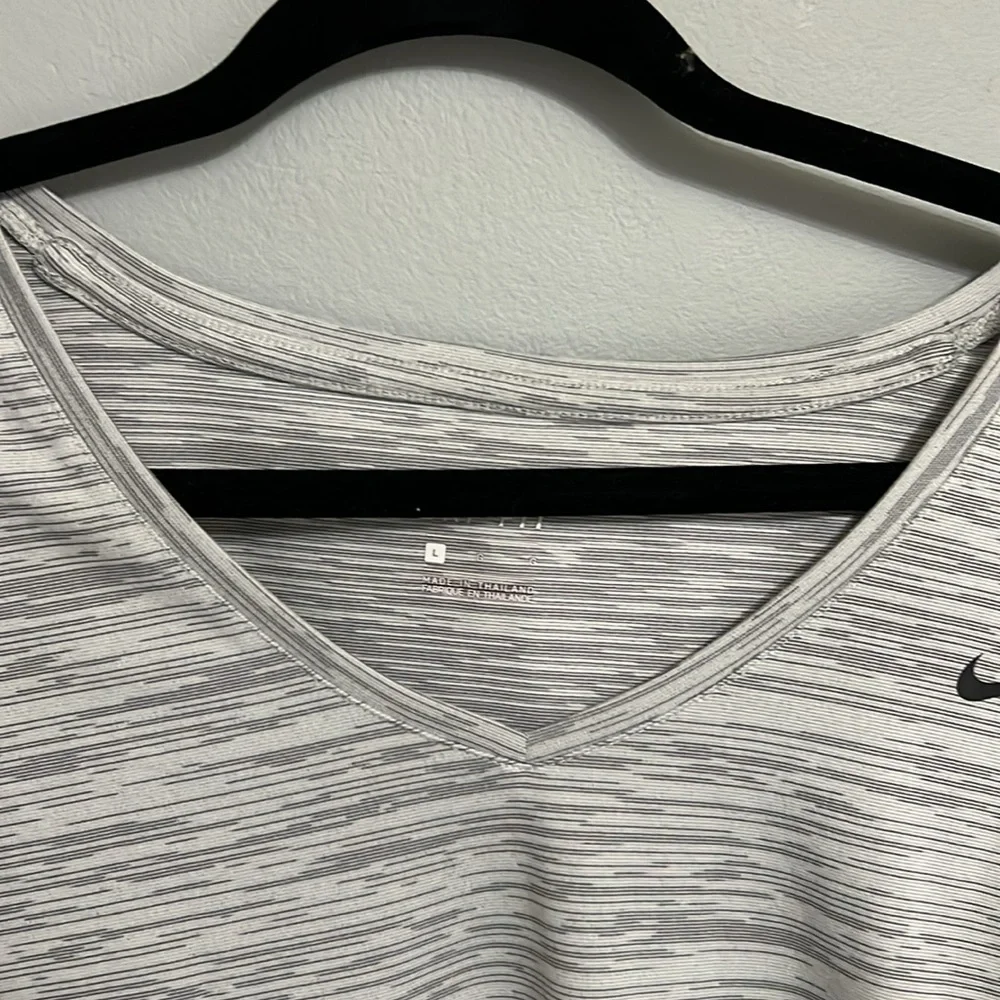 Nike Gray Short Sleeve Tee for Everyday Comfort - Picture 5 of 6